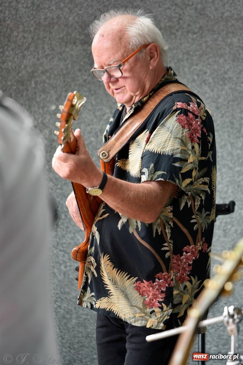 Zdjęcie w galerii na portalu naszraciborz.pl: Od Claptona przez Whitney Houston po Bruno Marsa - Joanna Skowyra&Przyjaciele w parku M. Roth wiadomości z regionu