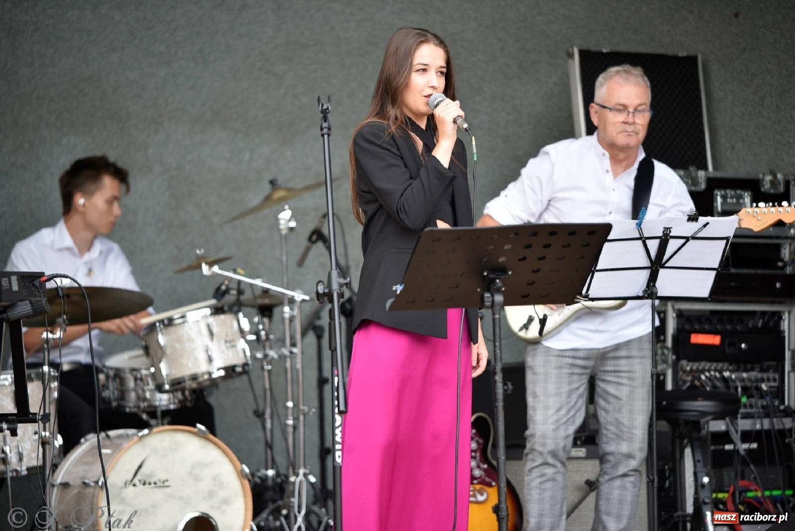 Zdjęcie w galerii na portalu naszraciborz.pl: Od Claptona przez Whitney Houston po Bruno Marsa - Joanna Skowyra&Przyjaciele w parku M. Roth wiadomości z regionu