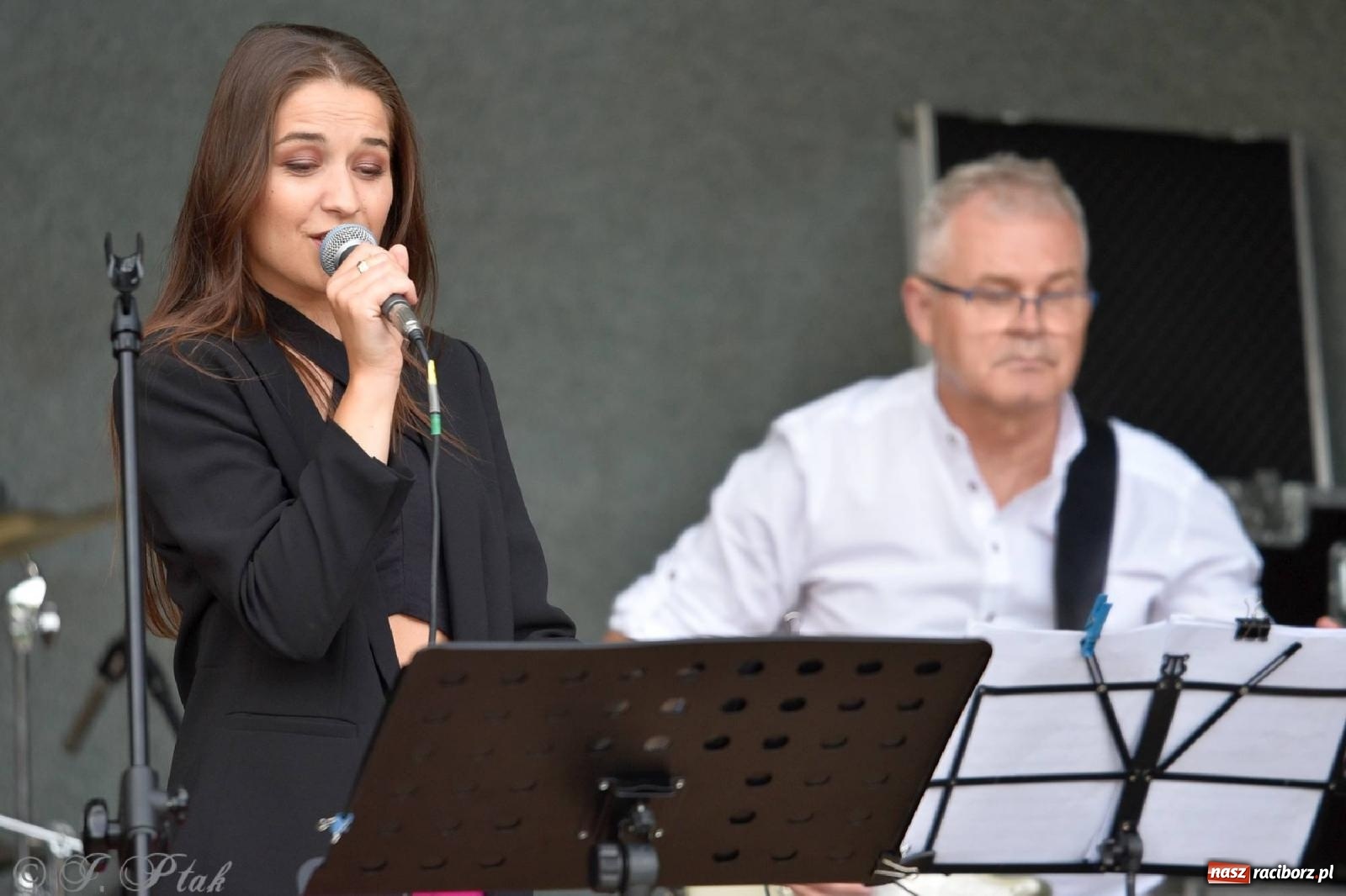 Zdjęcie w galerii na portalu naszraciborz.pl: Od Claptona przez Whitney Houston po Bruno Marsa - Joanna Skowyra&Przyjaciele w parku M. Roth wiadomości z regionu