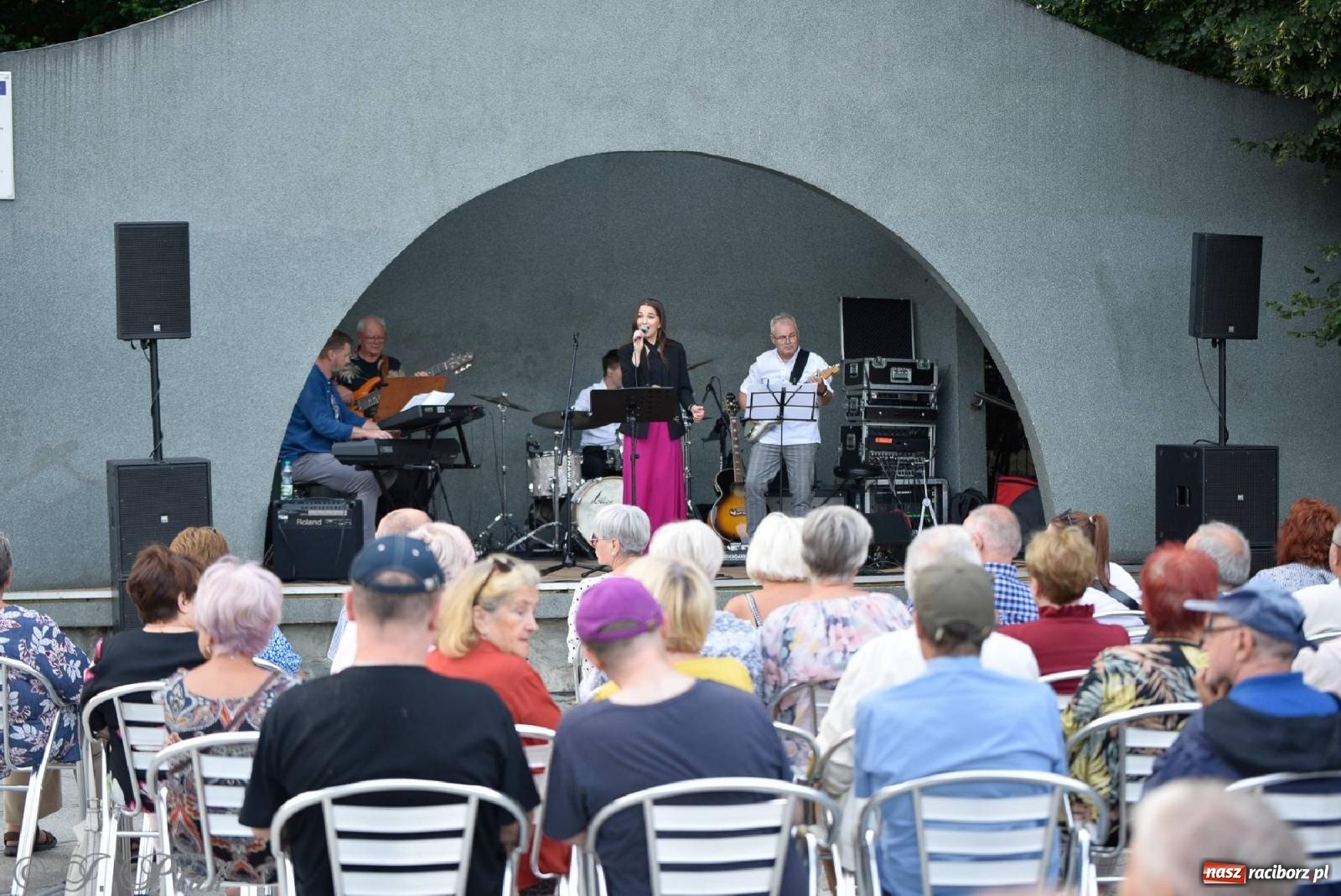 Zdjęcie w galerii na portalu naszraciborz.pl: Od Claptona przez Whitney Houston po Bruno Marsa - Joanna Skowyra&Przyjaciele w parku M. Roth wiadomości z regionu