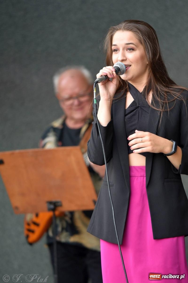 Zdjęcie w galerii na portalu naszraciborz.pl: Od Claptona przez Whitney Houston po Bruno Marsa - Joanna Skowyra&Przyjaciele w parku M. Roth wiadomości z regionu