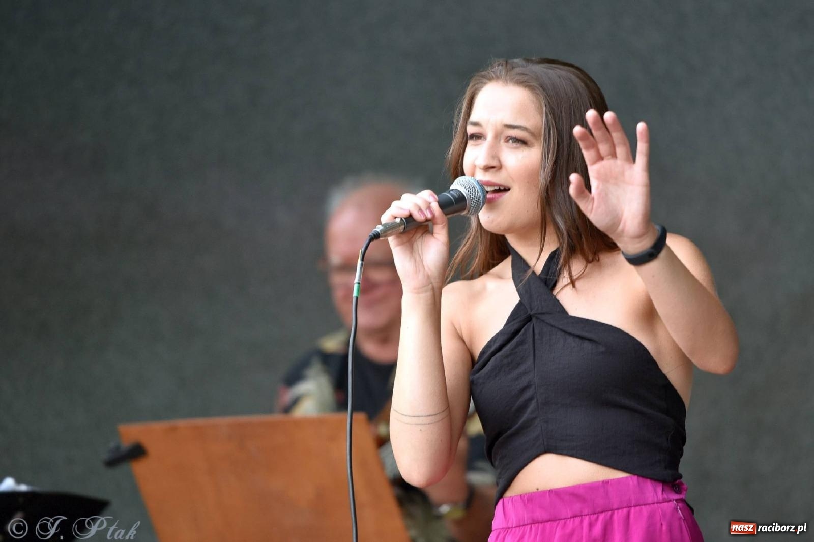 Zdjęcie w galerii na portalu naszraciborz.pl: Od Claptona przez Whitney Houston po Bruno Marsa - Joanna Skowyra&Przyjaciele w parku M. Roth wiadomości z regionu