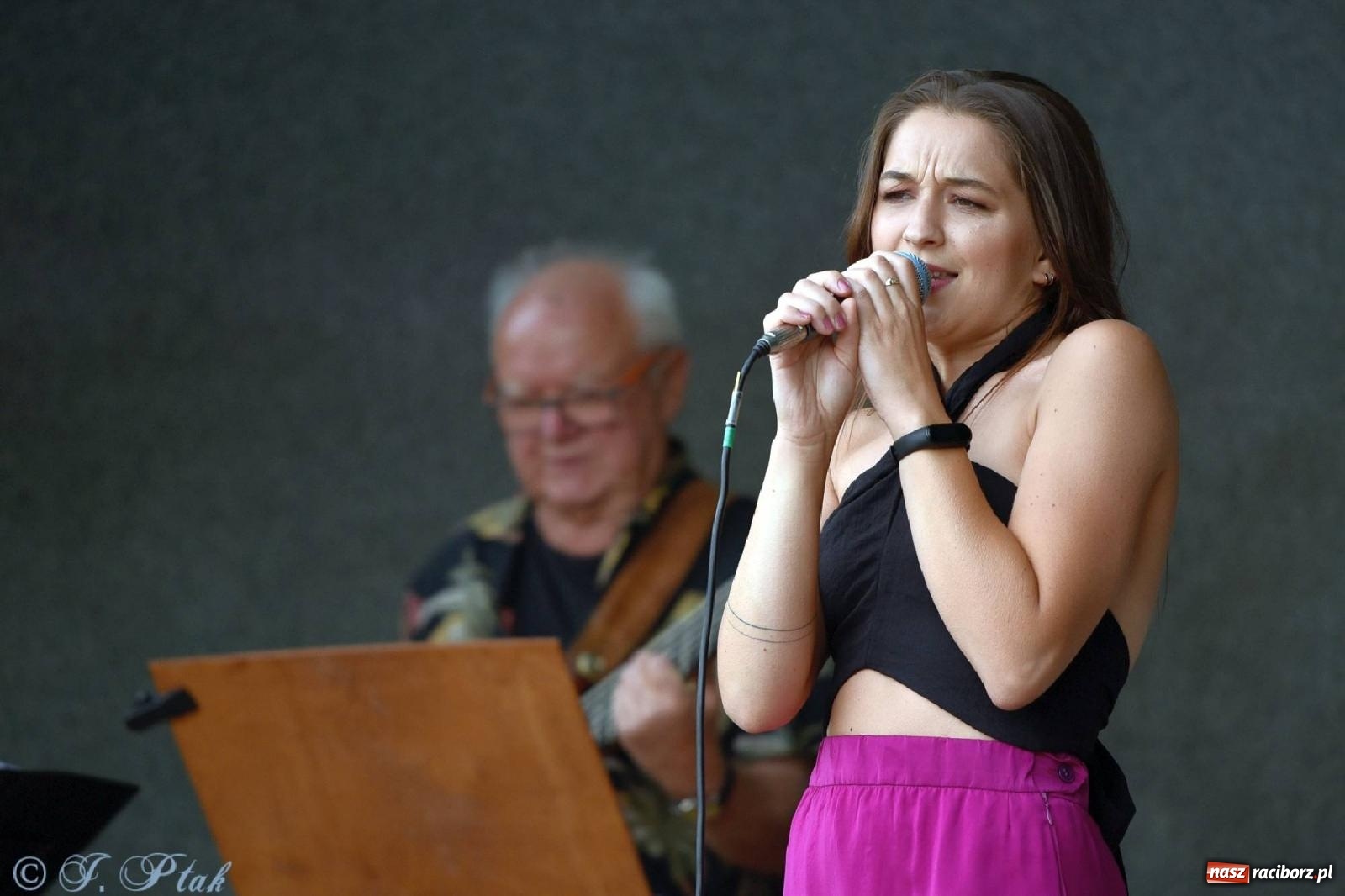 Zdjęcie w galerii na portalu naszraciborz.pl: Od Claptona przez Whitney Houston po Bruno Marsa - Joanna Skowyra&Przyjaciele w parku M. Roth wiadomości z regionu