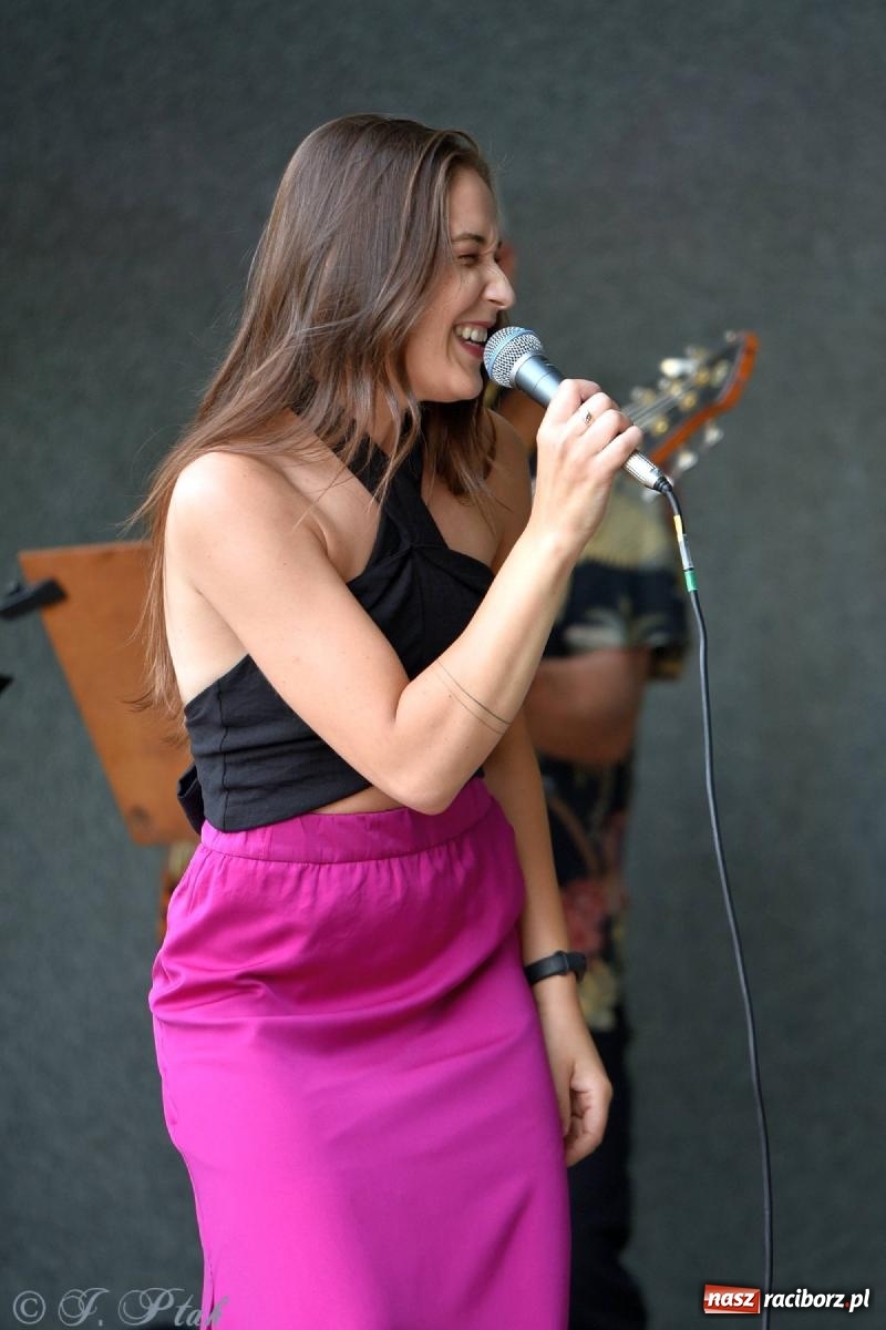 Zdjęcie w galerii na portalu naszraciborz.pl: Od Claptona przez Whitney Houston po Bruno Marsa - Joanna Skowyra&Przyjaciele w parku M. Roth wiadomości z regionu