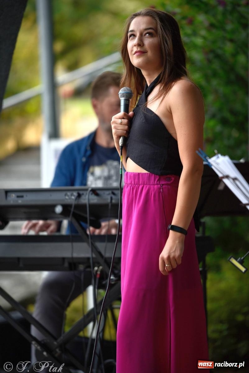 Zdjęcie w galerii na portalu naszraciborz.pl: Od Claptona przez Whitney Houston po Bruno Marsa - Joanna Skowyra&Przyjaciele w parku M. Roth wiadomości z regionu