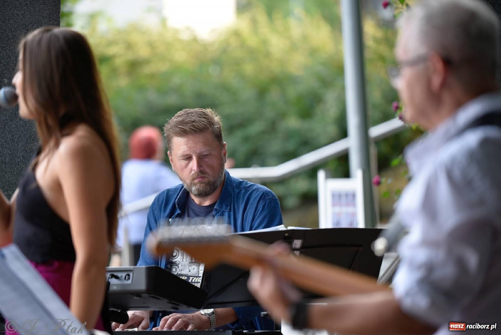 Zdjęcie w galerii na portalu naszraciborz.pl: Od Claptona przez Whitney Houston po Bruno Marsa - Joanna Skowyra&Przyjaciele w parku M. Roth wiadomości z regionu