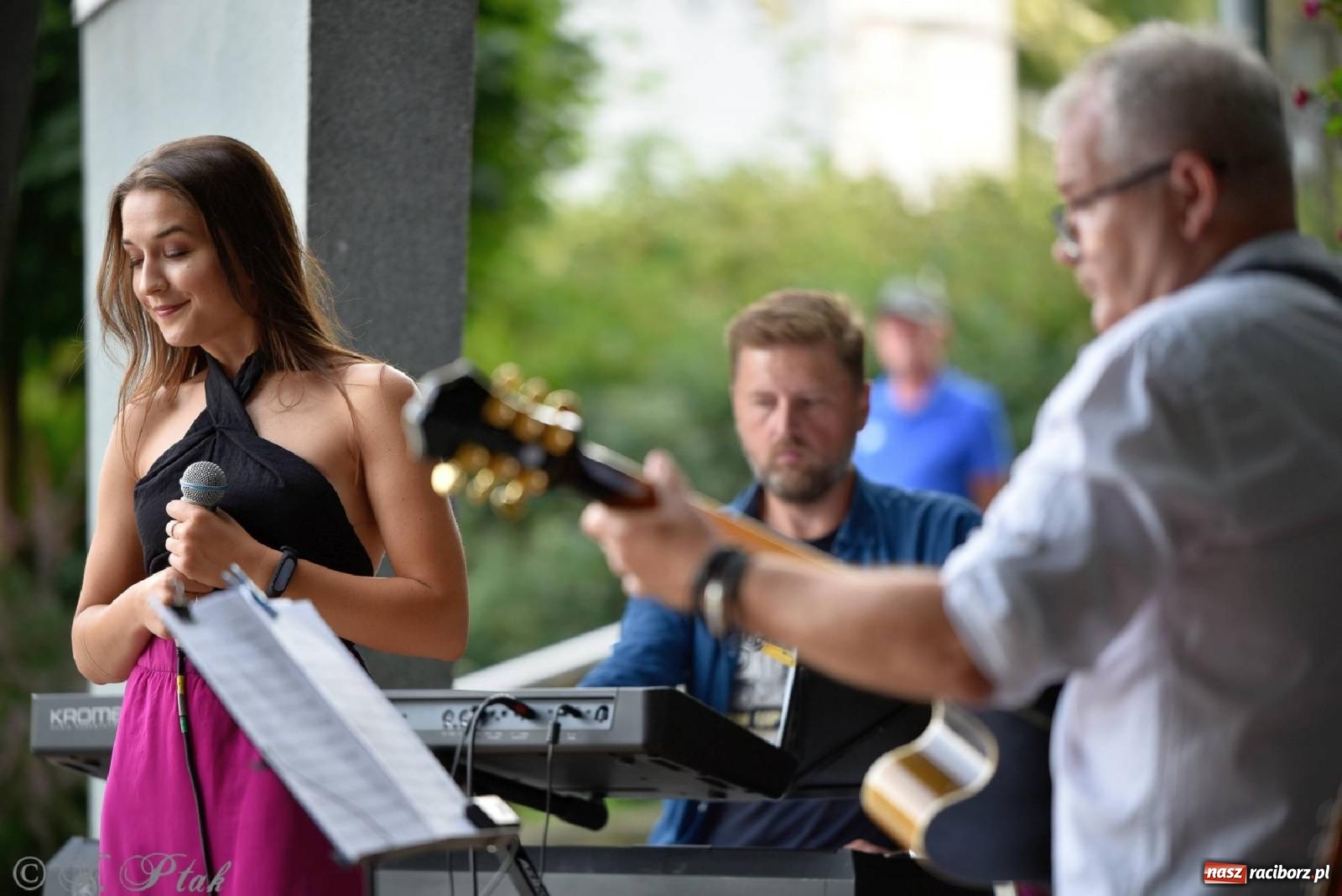 Zdjęcie w galerii na portalu naszraciborz.pl: Od Claptona przez Whitney Houston po Bruno Marsa - Joanna Skowyra&Przyjaciele w parku M. Roth wiadomości z regionu