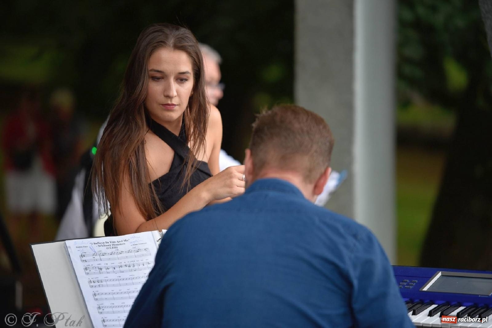 Zdjęcie w galerii na portalu naszraciborz.pl: Od Claptona przez Whitney Houston po Bruno Marsa - Joanna Skowyra&Przyjaciele w parku M. Roth wiadomości z regionu
