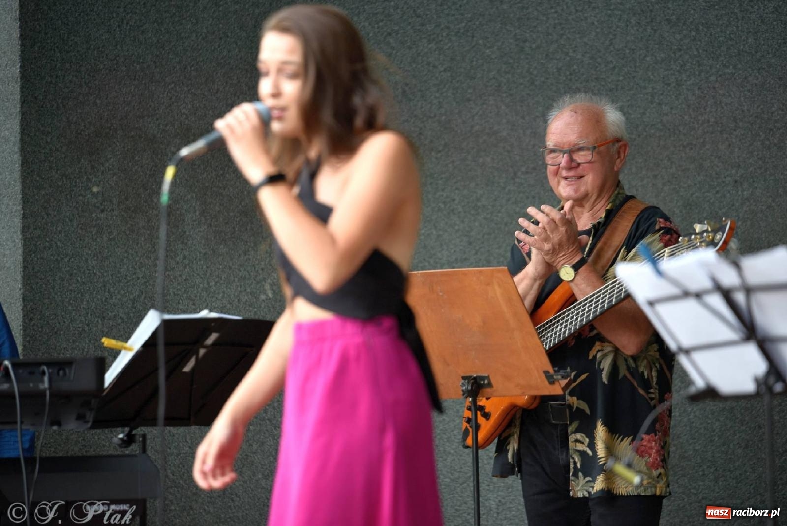 Zdjęcie w galerii na portalu naszraciborz.pl: Od Claptona przez Whitney Houston po Bruno Marsa - Joanna Skowyra&Przyjaciele w parku M. Roth wiadomości z regionu