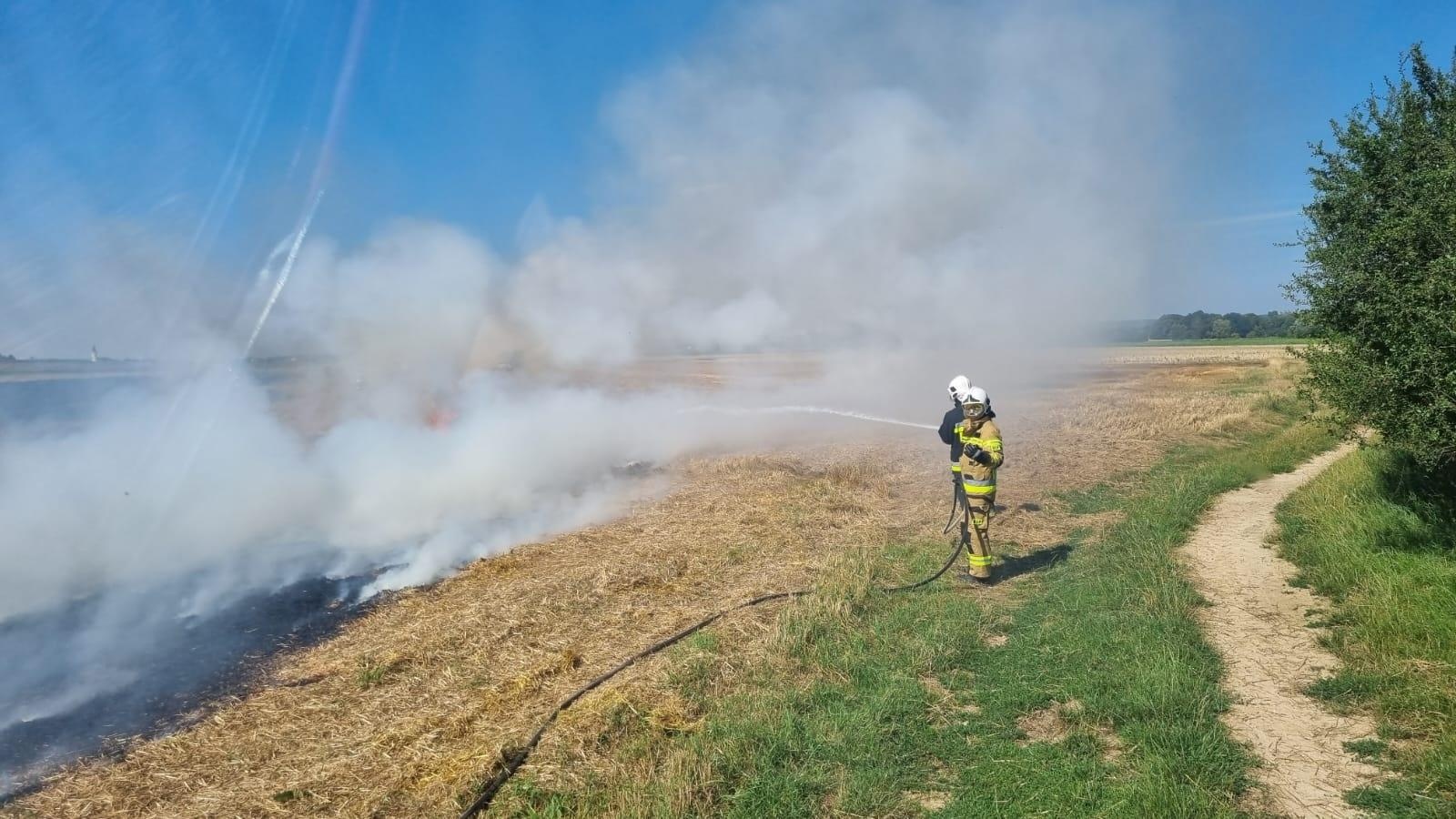 Zdjęcie w galerii na portalu naszraciborz.pl: Pożar ścierniska w Czechach. Polscy strażacy na ratunek wiadomości z regionu