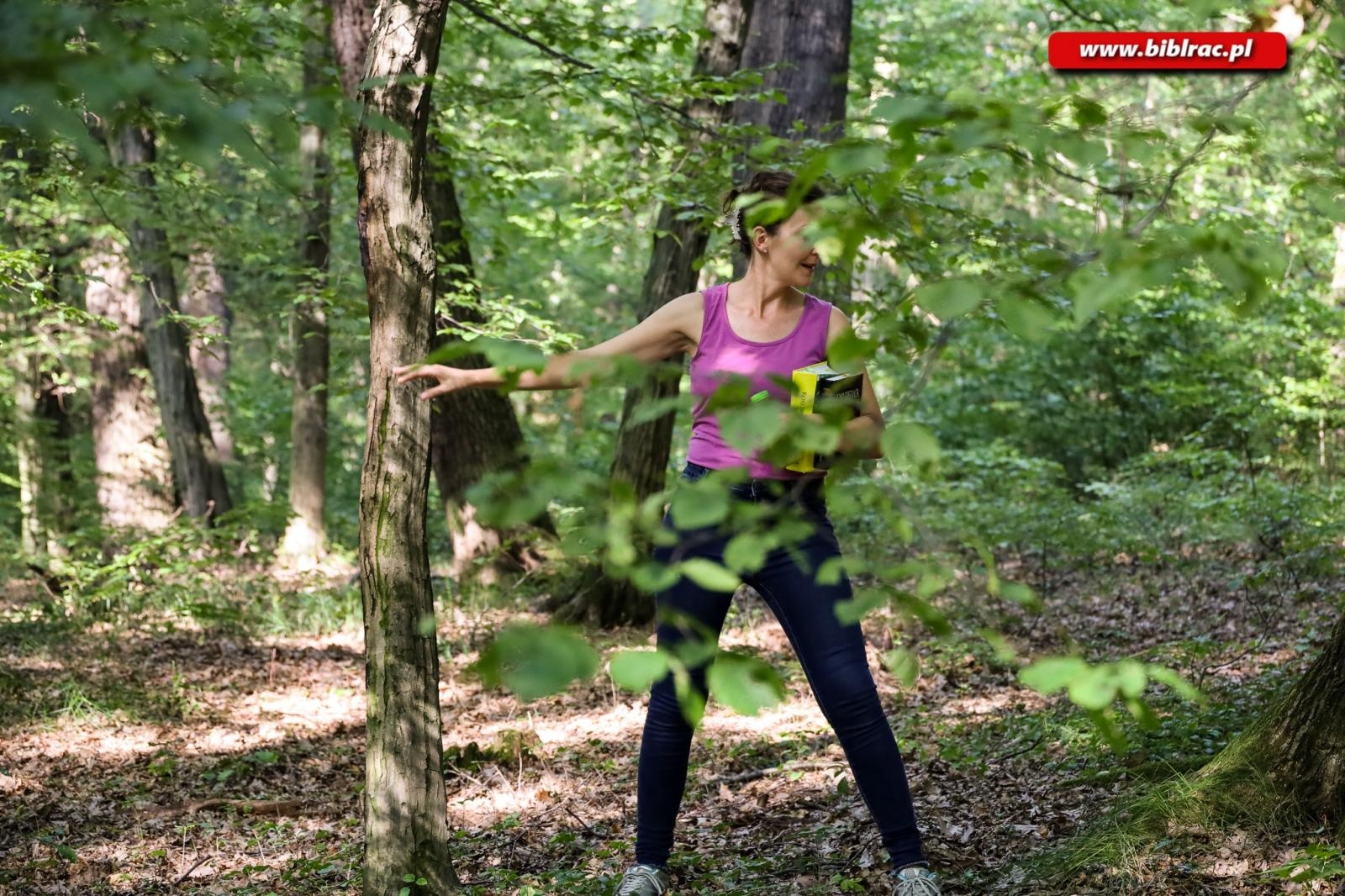 Zdjęcie w galerii na portalu naszraciborz.pl: W pobliżu grabu zrośniętego z sosną. Botaniczny spacer z biblioteką w Arboretum wiadomości z regionu