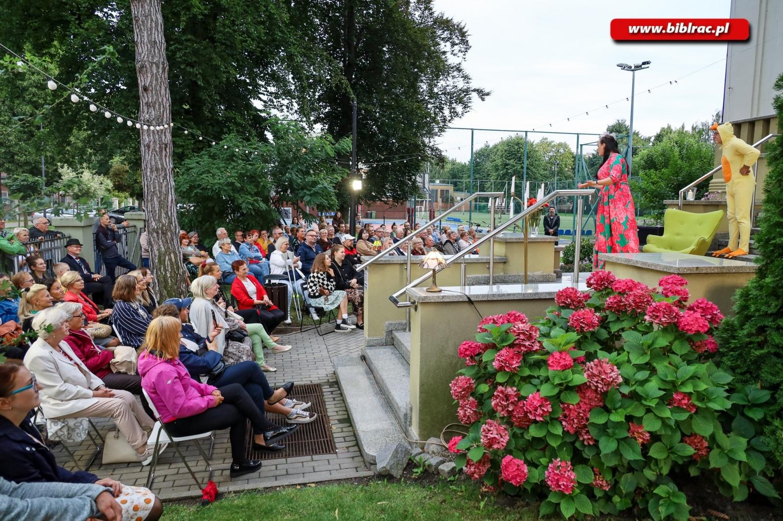 Zdjęcie w galerii na portalu naszraciborz.pl: Teatr absurdu na schodach raciborskiej biblioteki wiadomości z regionu