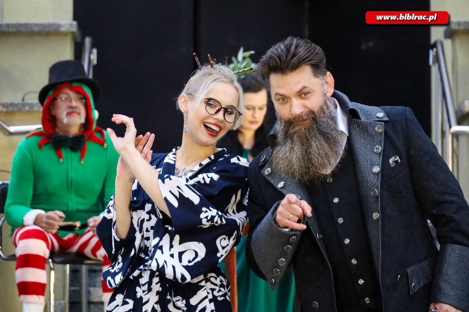 Zdjęcie w galerii na portalu naszraciborz.pl: Teatr absurdu na schodach raciborskiej biblioteki wiadomości z regionu