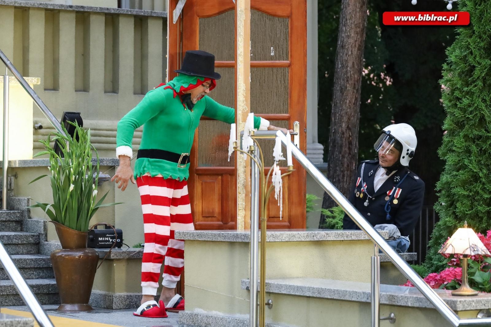 Zdjęcie w galerii na portalu naszraciborz.pl: Teatr absurdu na schodach raciborskiej biblioteki wiadomości z regionu