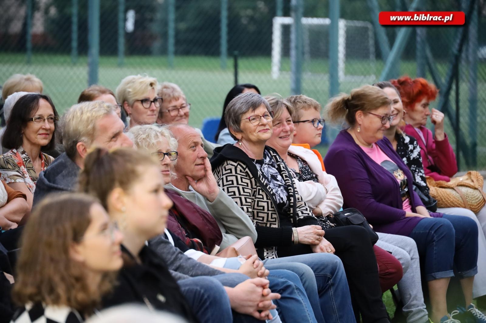 Zdjęcie w galerii na portalu naszraciborz.pl: Teatr absurdu na schodach raciborskiej biblioteki wiadomości z regionu