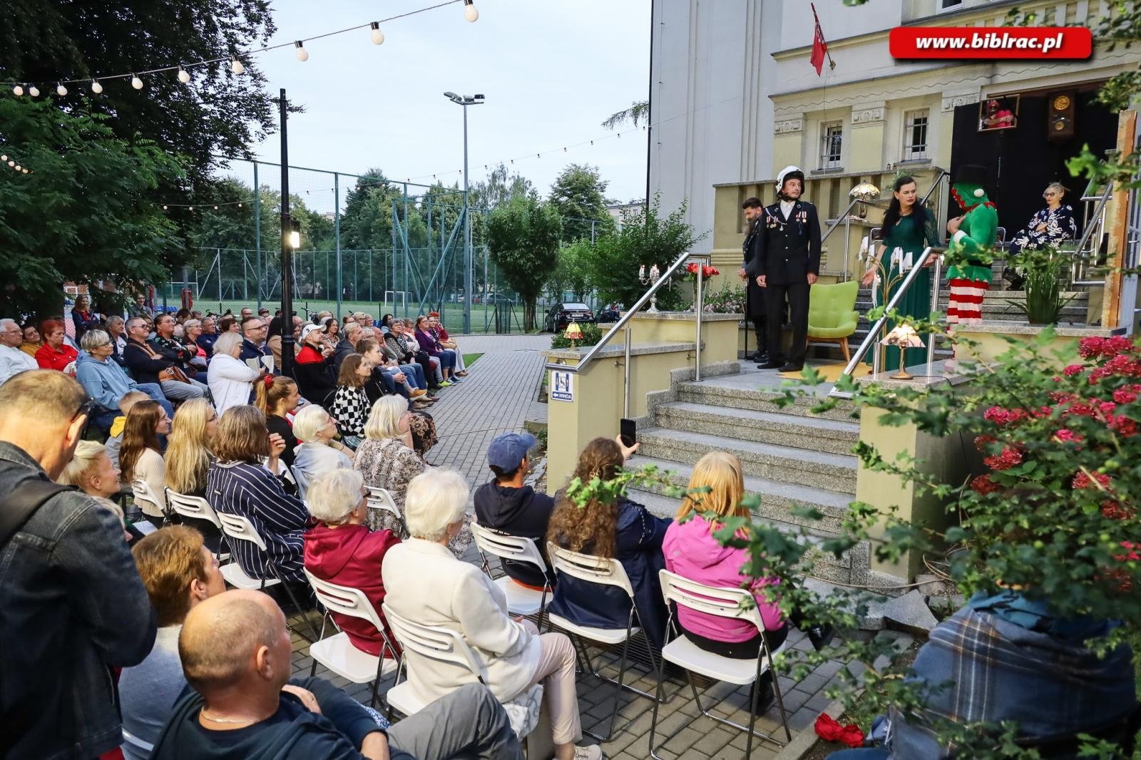 Zdjęcie w galerii na portalu naszraciborz.pl: Teatr absurdu na schodach raciborskiej biblioteki wiadomości z regionu