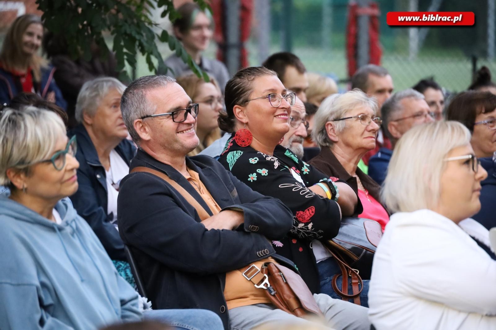 Zdjęcie w galerii na portalu naszraciborz.pl: Teatr absurdu na schodach raciborskiej biblioteki wiadomości z regionu