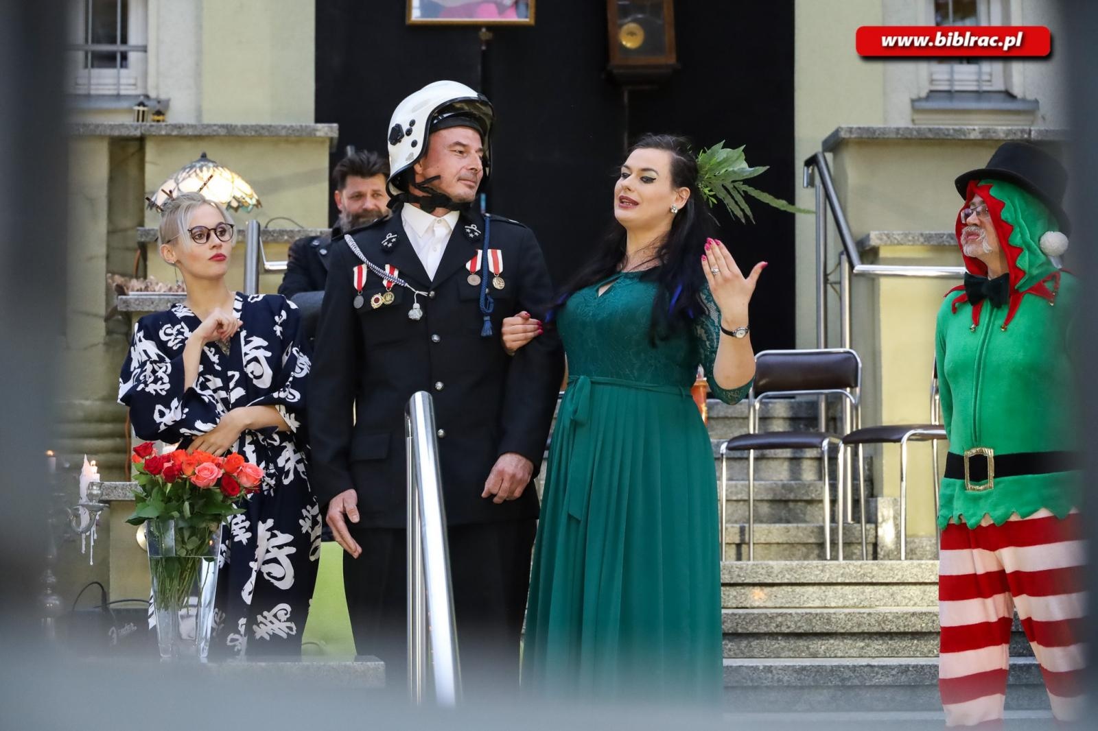 Zdjęcie w galerii na portalu naszraciborz.pl: Teatr absurdu na schodach raciborskiej biblioteki wiadomości z regionu