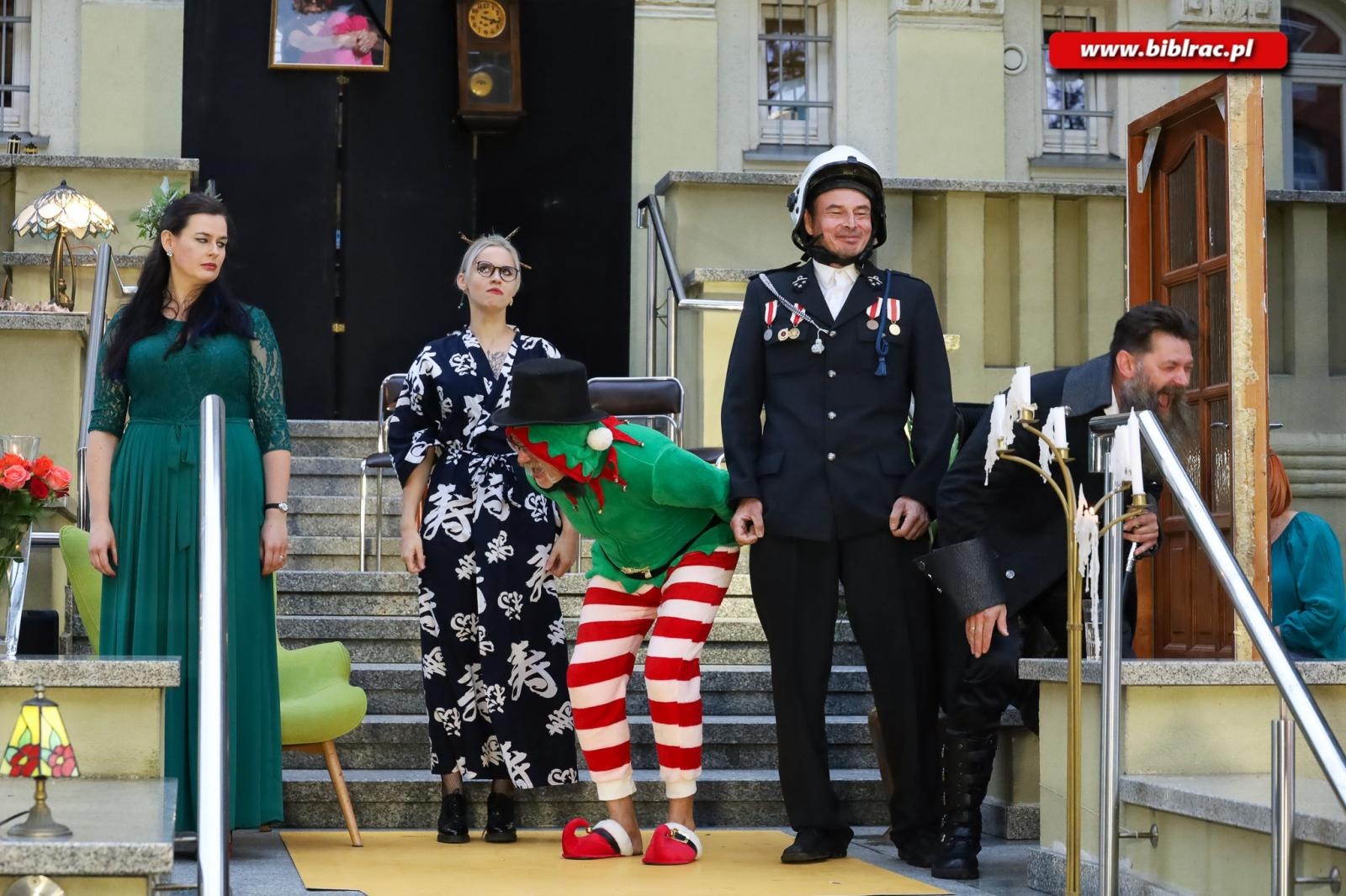 Zdjęcie w galerii na portalu naszraciborz.pl: Teatr absurdu na schodach raciborskiej biblioteki wiadomości z regionu