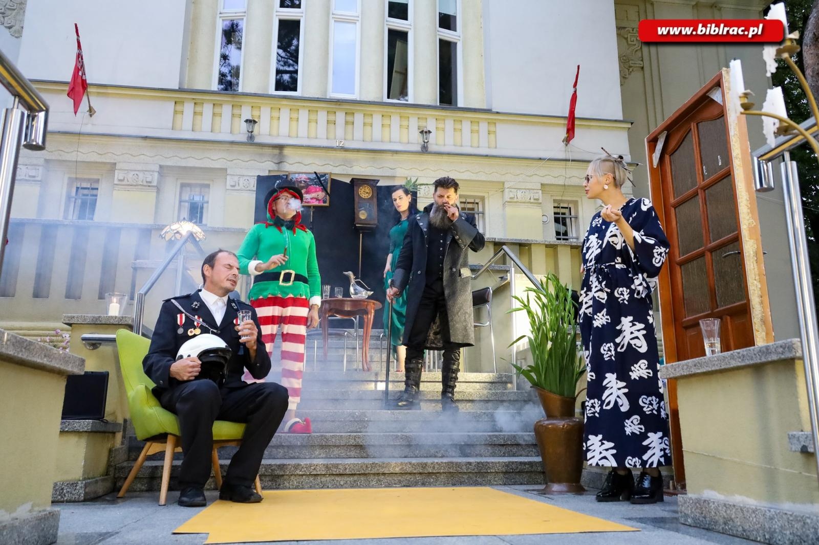 Zdjęcie w galerii na portalu naszraciborz.pl: Teatr absurdu na schodach raciborskiej biblioteki wiadomości z regionu