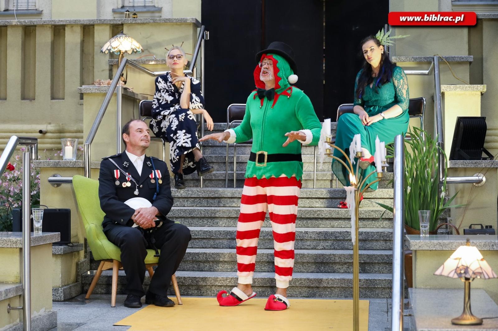 Zdjęcie w galerii na portalu naszraciborz.pl: Teatr absurdu na schodach raciborskiej biblioteki wiadomości z regionu