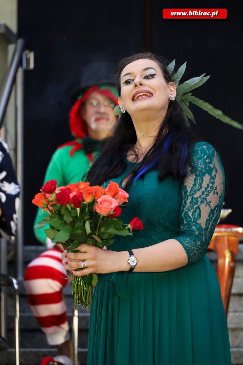 Zdjęcie w galerii na portalu naszraciborz.pl: Teatr absurdu na schodach raciborskiej biblioteki wiadomości z regionu