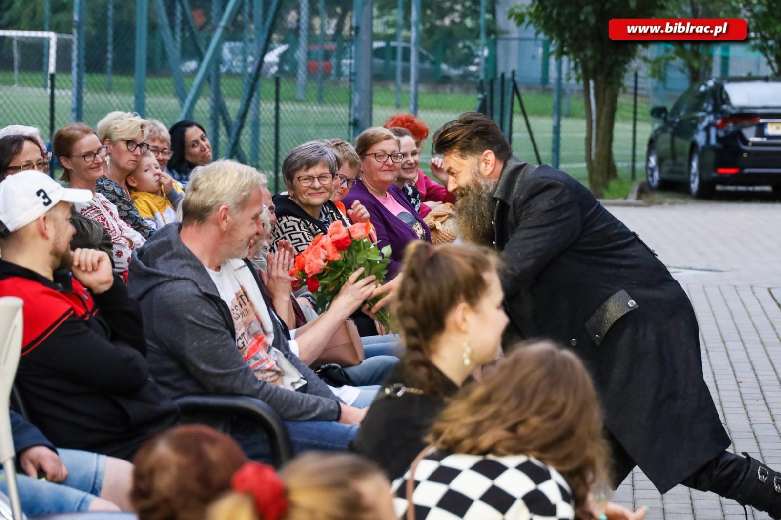 Zdjęcie w galerii na portalu naszraciborz.pl: Teatr absurdu na schodach raciborskiej biblioteki wiadomości z regionu