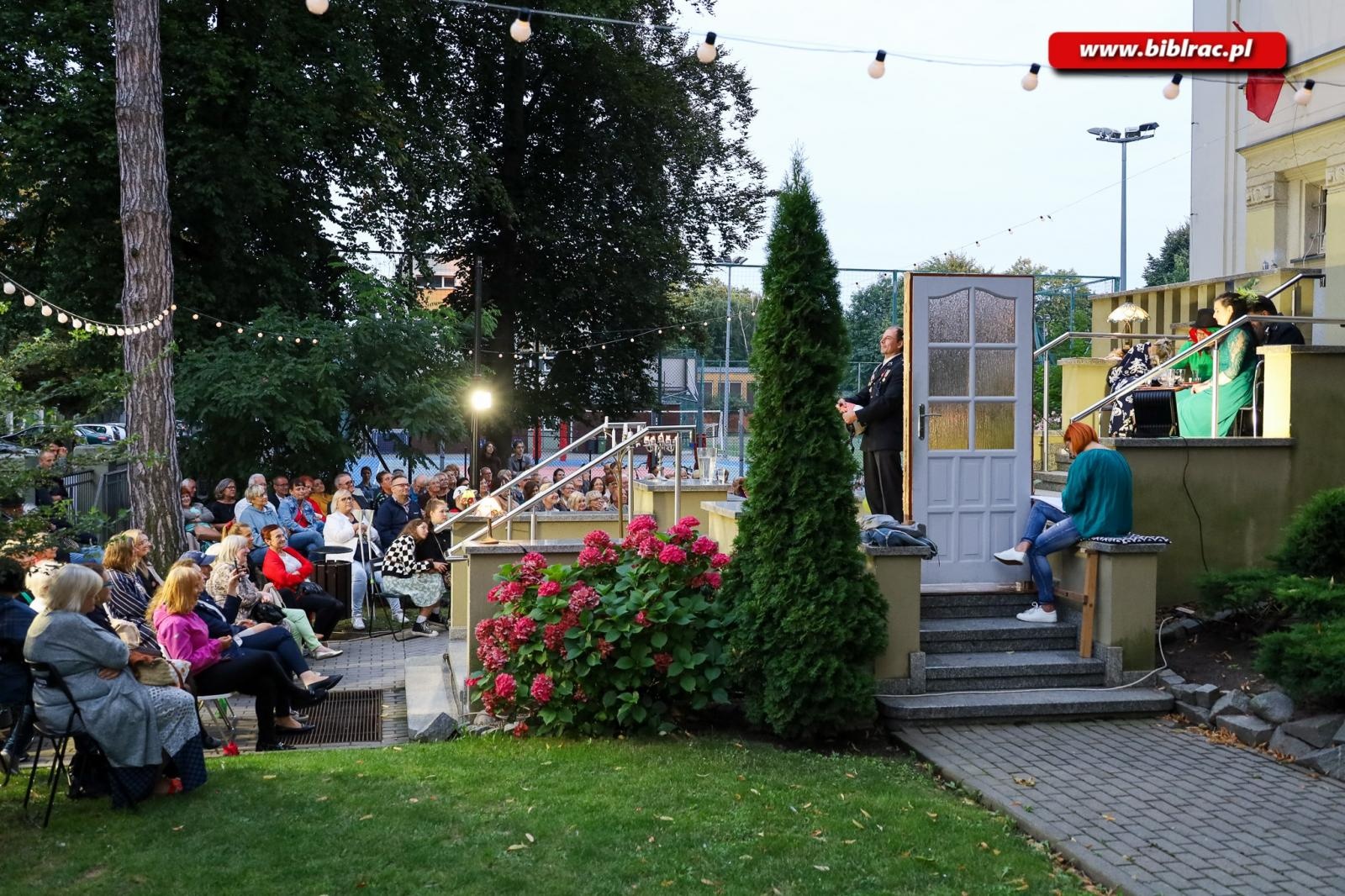 Zdjęcie w galerii na portalu naszraciborz.pl: Teatr absurdu na schodach raciborskiej biblioteki wiadomości z regionu