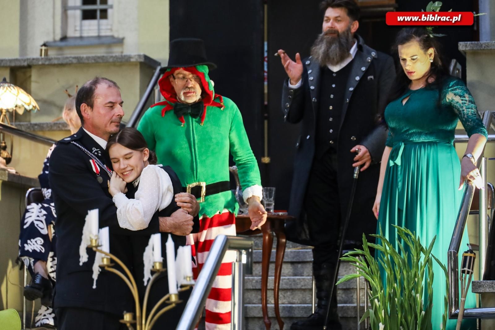 Zdjęcie w galerii na portalu naszraciborz.pl: Teatr absurdu na schodach raciborskiej biblioteki wiadomości z regionu