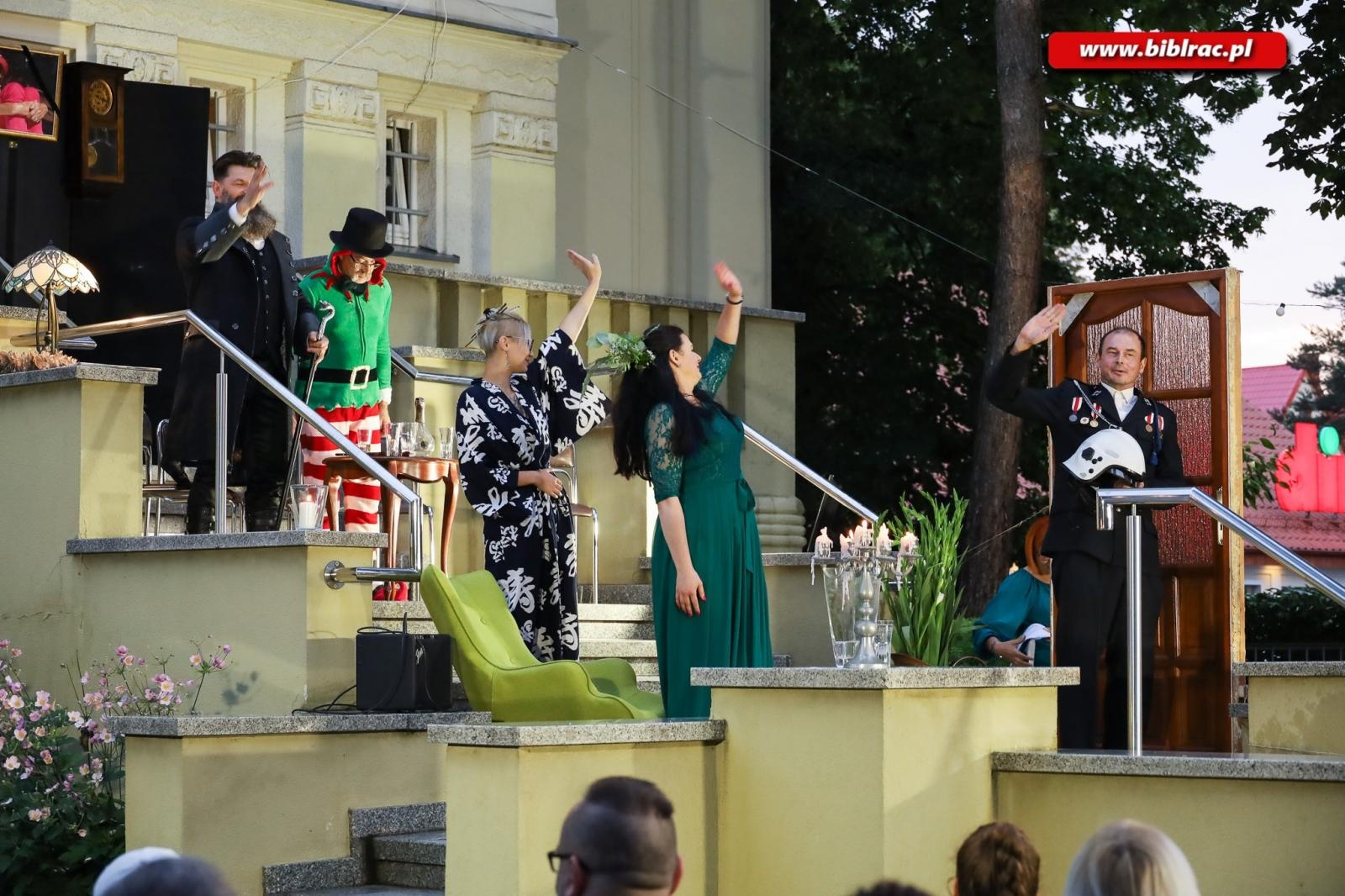 Zdjęcie w galerii na portalu naszraciborz.pl: Teatr absurdu na schodach raciborskiej biblioteki wiadomości z regionu