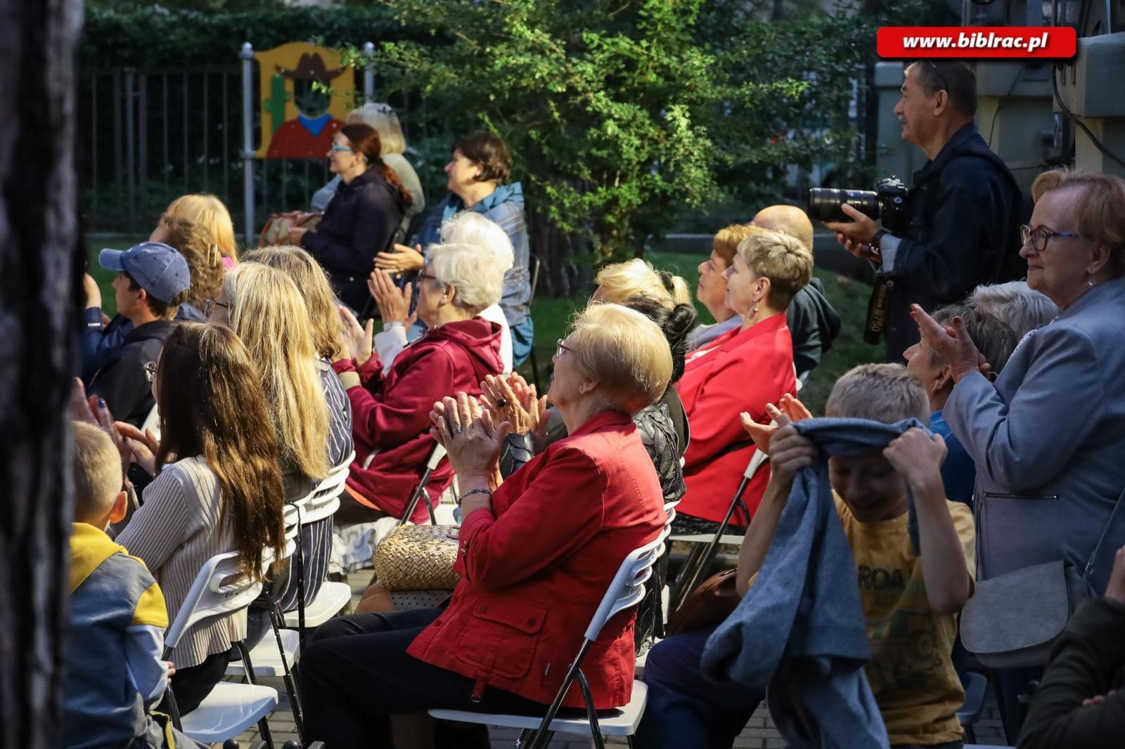 Zdjęcie w galerii na portalu naszraciborz.pl: Teatr absurdu na schodach raciborskiej biblioteki wiadomości z regionu