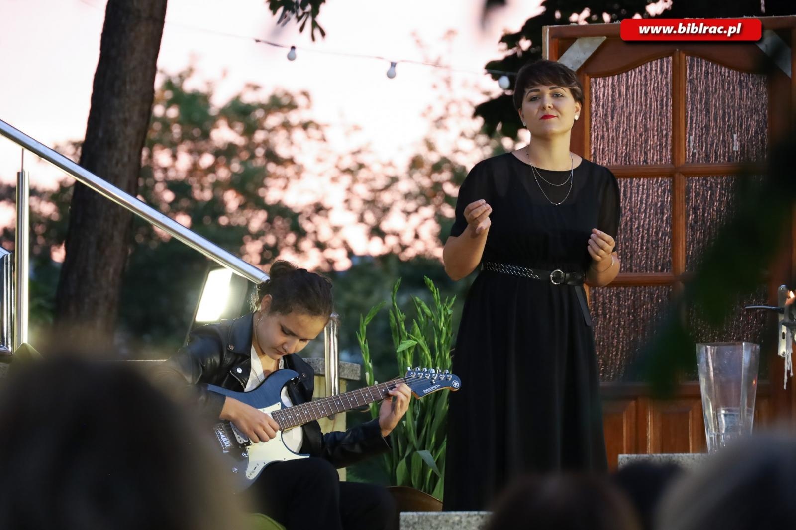 Zdjęcie w galerii na portalu naszraciborz.pl: Teatr absurdu na schodach raciborskiej biblioteki wiadomości z regionu