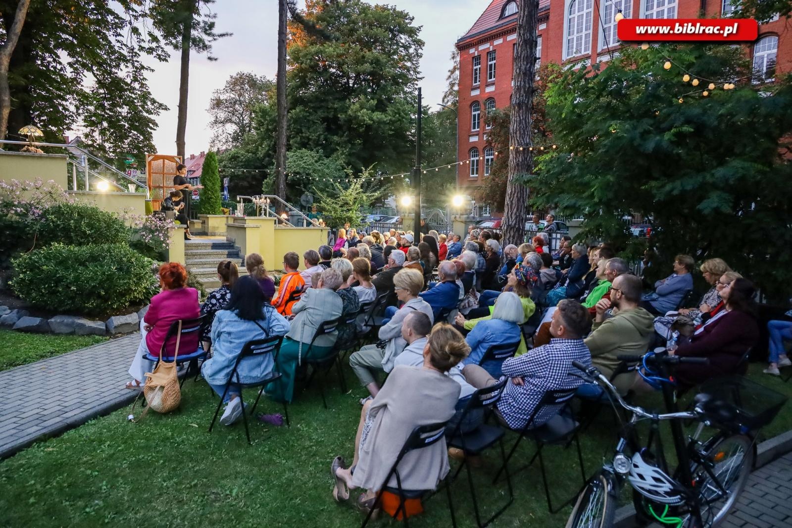 Zdjęcie w galerii na portalu naszraciborz.pl: Teatr absurdu na schodach raciborskiej biblioteki wiadomości z regionu