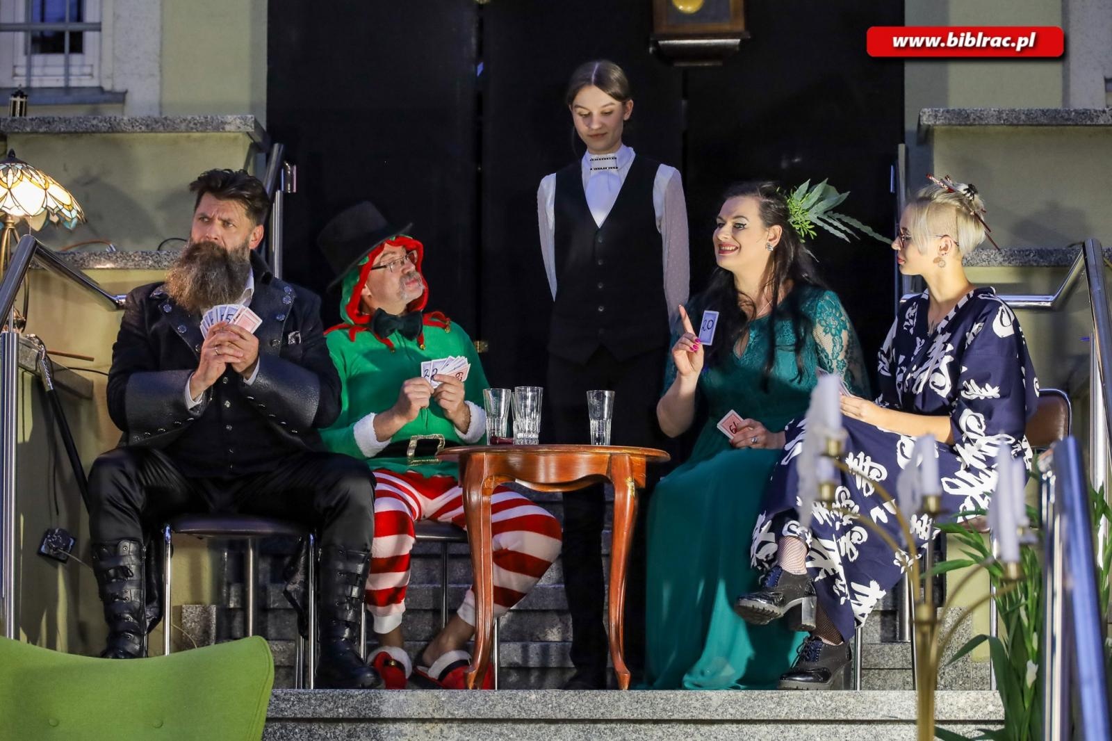 Zdjęcie w galerii na portalu naszraciborz.pl: Teatr absurdu na schodach raciborskiej biblioteki wiadomości z regionu