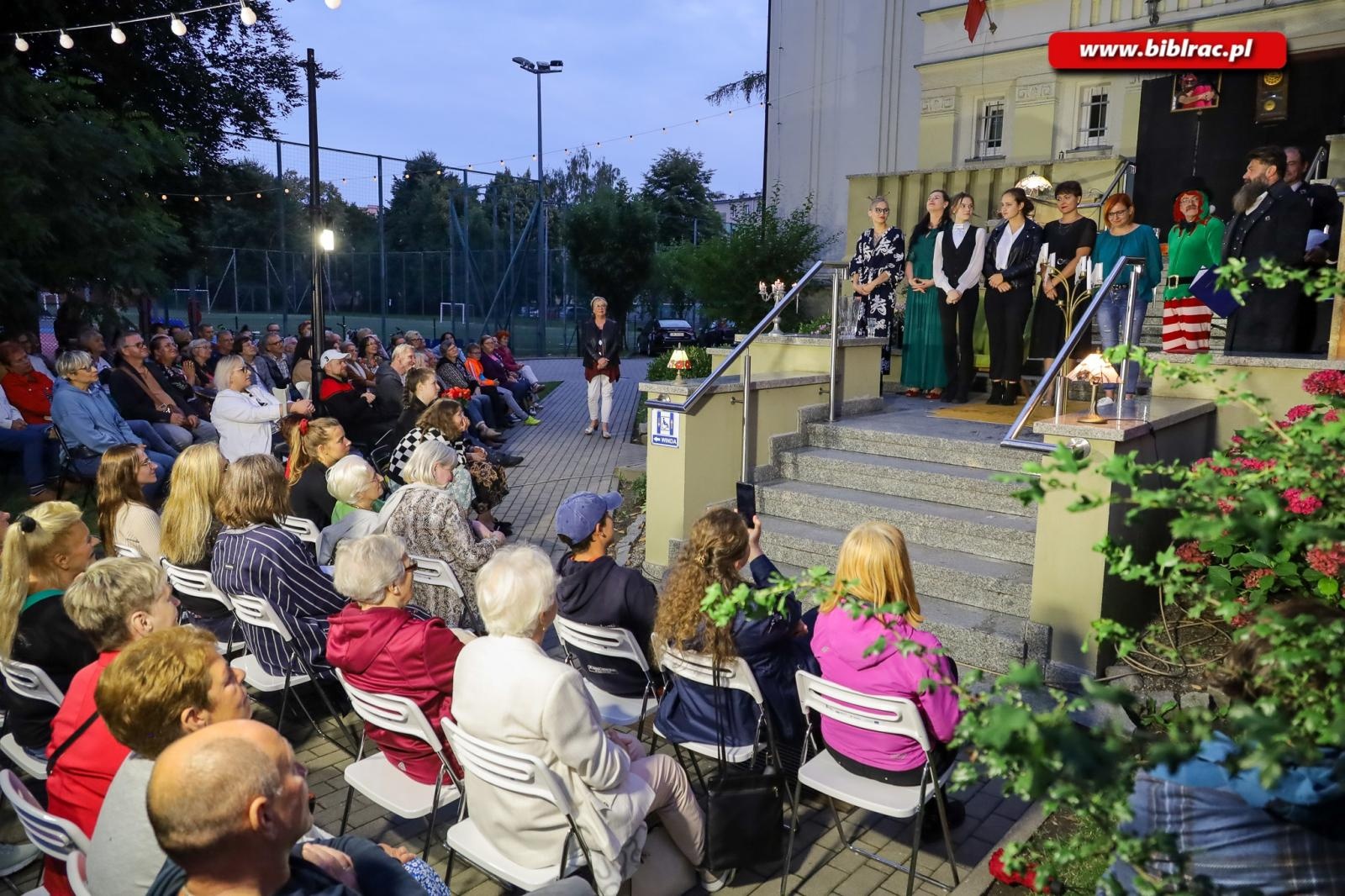 Zdjęcie w galerii na portalu naszraciborz.pl: Teatr absurdu na schodach raciborskiej biblioteki wiadomości z regionu