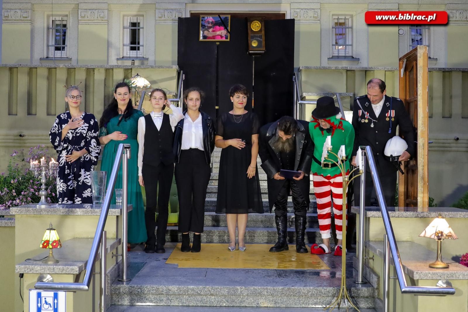 Zdjęcie w galerii na portalu naszraciborz.pl: Teatr absurdu na schodach raciborskiej biblioteki wiadomości z regionu