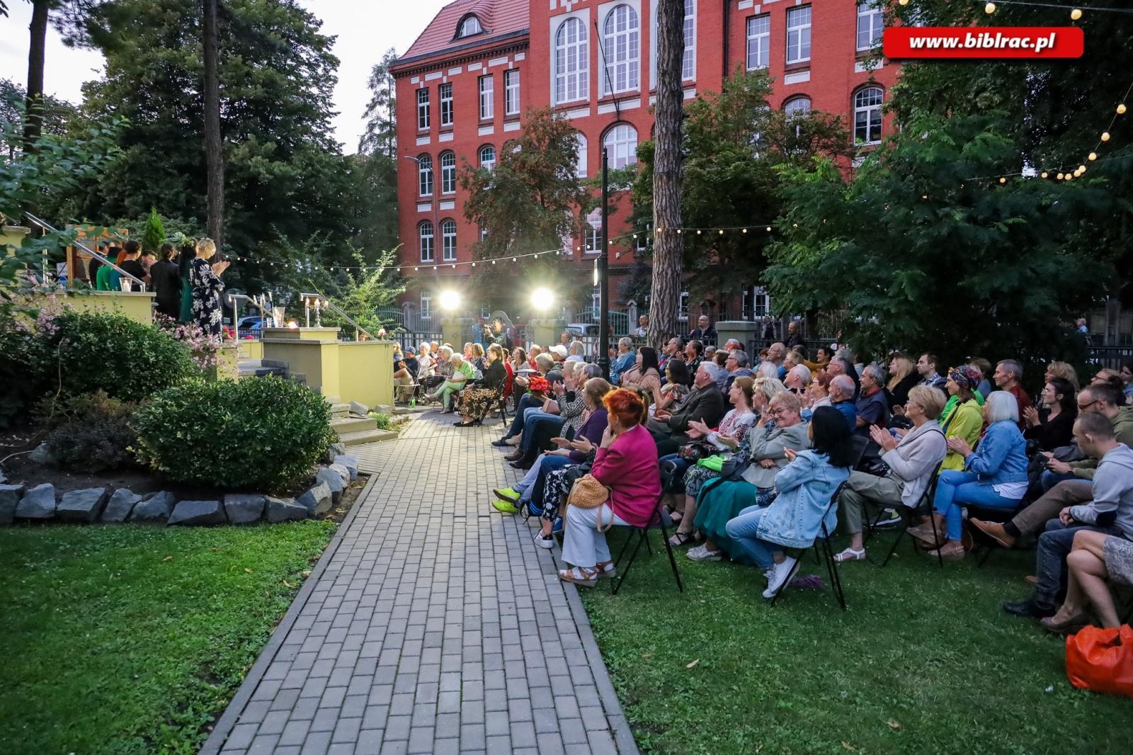 Zdjęcie w galerii na portalu naszraciborz.pl: Teatr absurdu na schodach raciborskiej biblioteki wiadomości z regionu