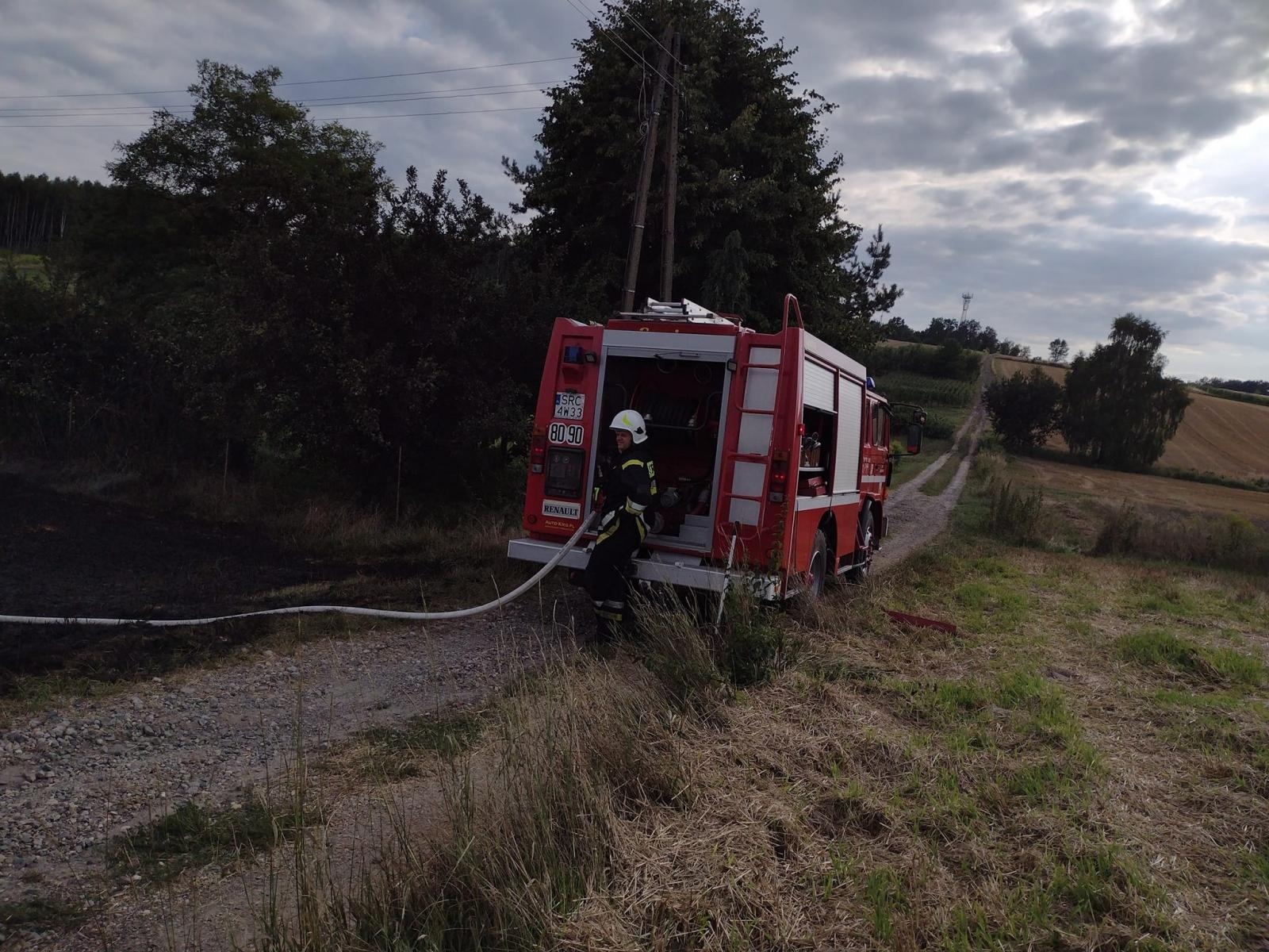 Zdjęcie w galerii na portalu naszraciborz.pl: Raport 998. Dziewięć arów ścierniska poszło z dymem w Rzuchowie wiadomości z regionu