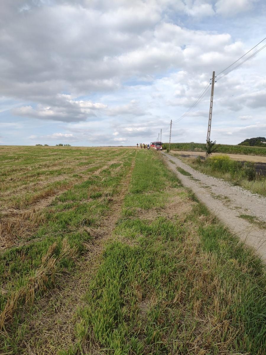 Zdjęcie w galerii na portalu naszraciborz.pl: Raport 998. Dziewięć arów ścierniska poszło z dymem w Rzuchowie wiadomości z regionu