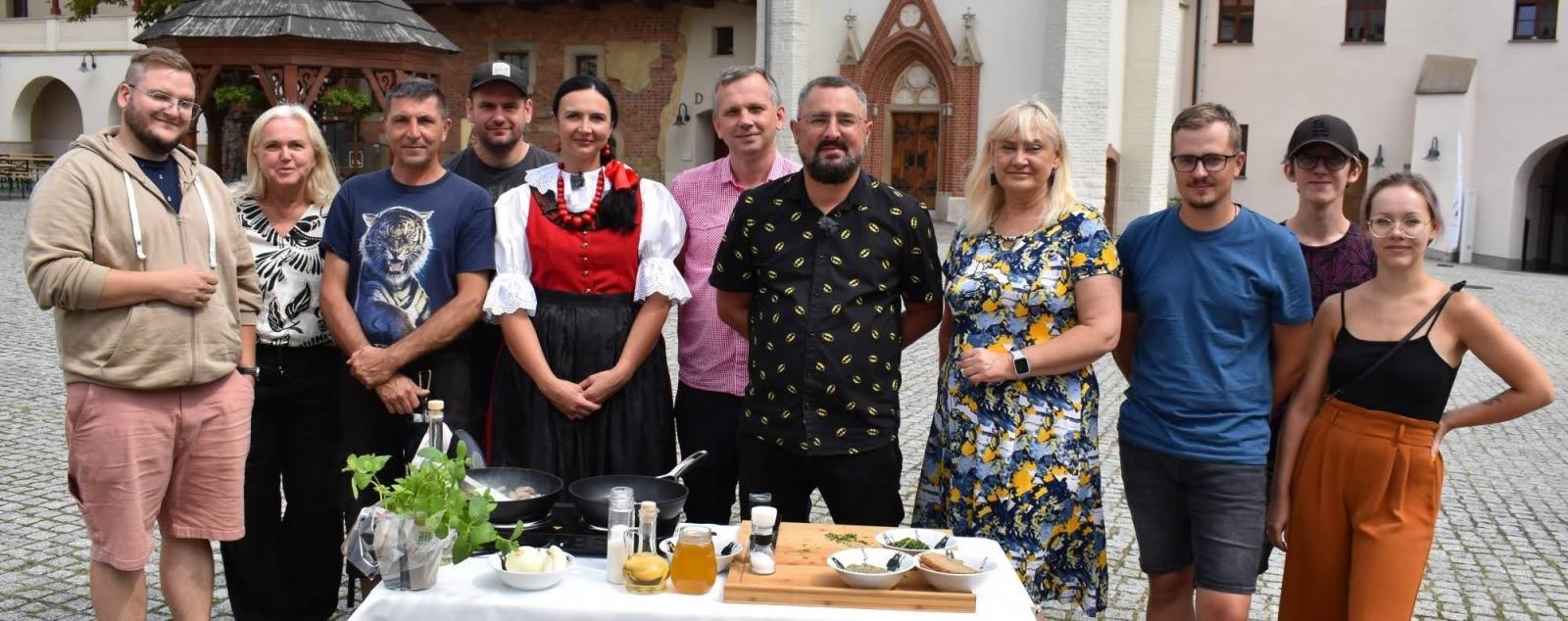 Zdjęcie w galerii na portalu naszraciborz.pl: Ekipa programu Gamoń w kuchni gościła na raciborskim zamku wiadomości z regionu