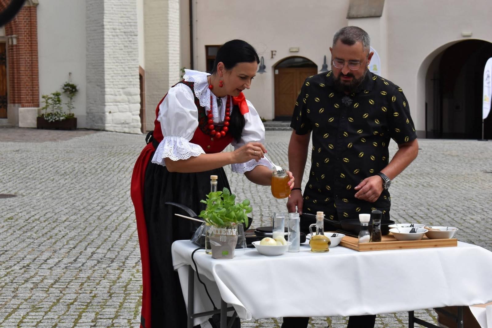 Zdjęcie w galerii na portalu naszraciborz.pl: Ekipa programu Gamoń w kuchni gościła na raciborskim zamku wiadomości z regionu