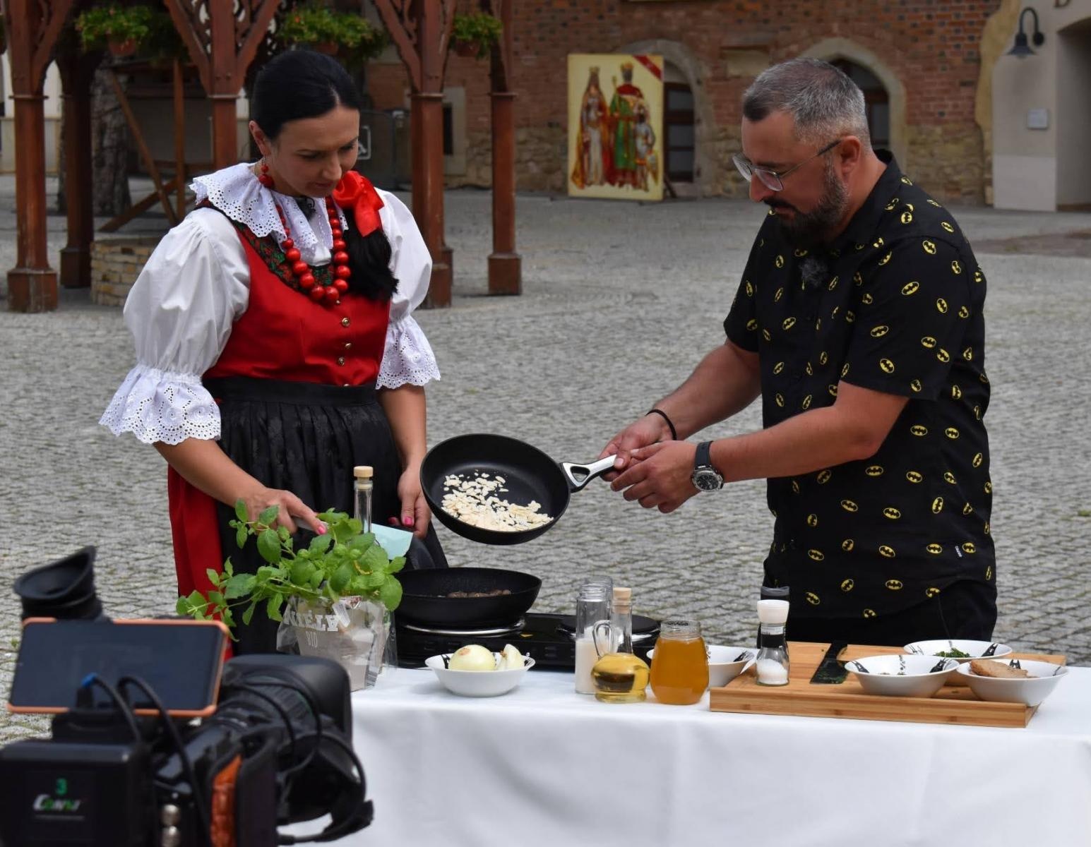 Zdjęcie w galerii na portalu naszraciborz.pl: Ekipa programu Gamoń w kuchni gościła na raciborskim zamku wiadomości z regionu