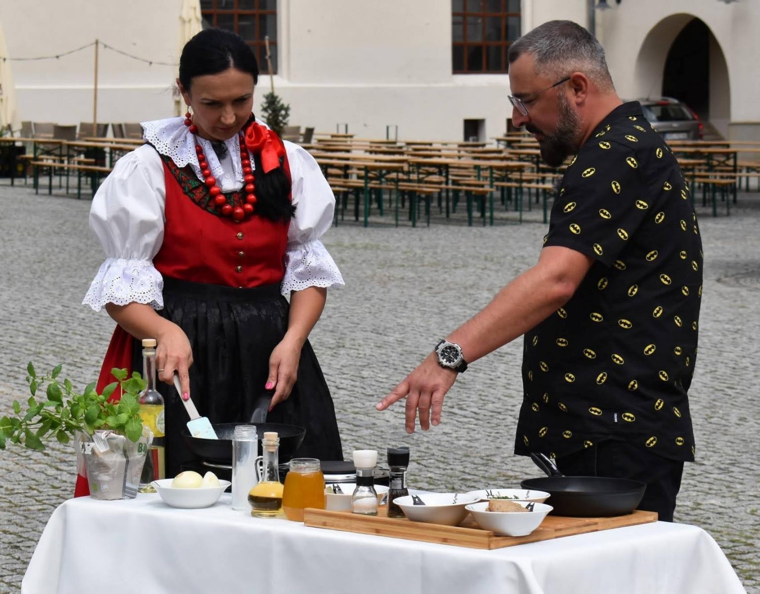 Zdjęcie w galerii na portalu naszraciborz.pl: Ekipa programu Gamoń w kuchni gościła na raciborskim zamku wiadomości z regionu
