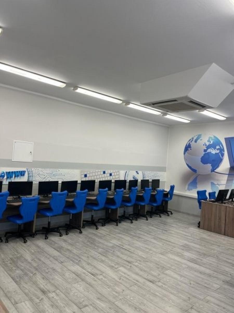 Zdjęcie w galerii na portalu naszraciborz.pl: W SP 18 odświeżyli parkiet w sali gimnastycznej i rozbudują monitoring wiadomości z regionu