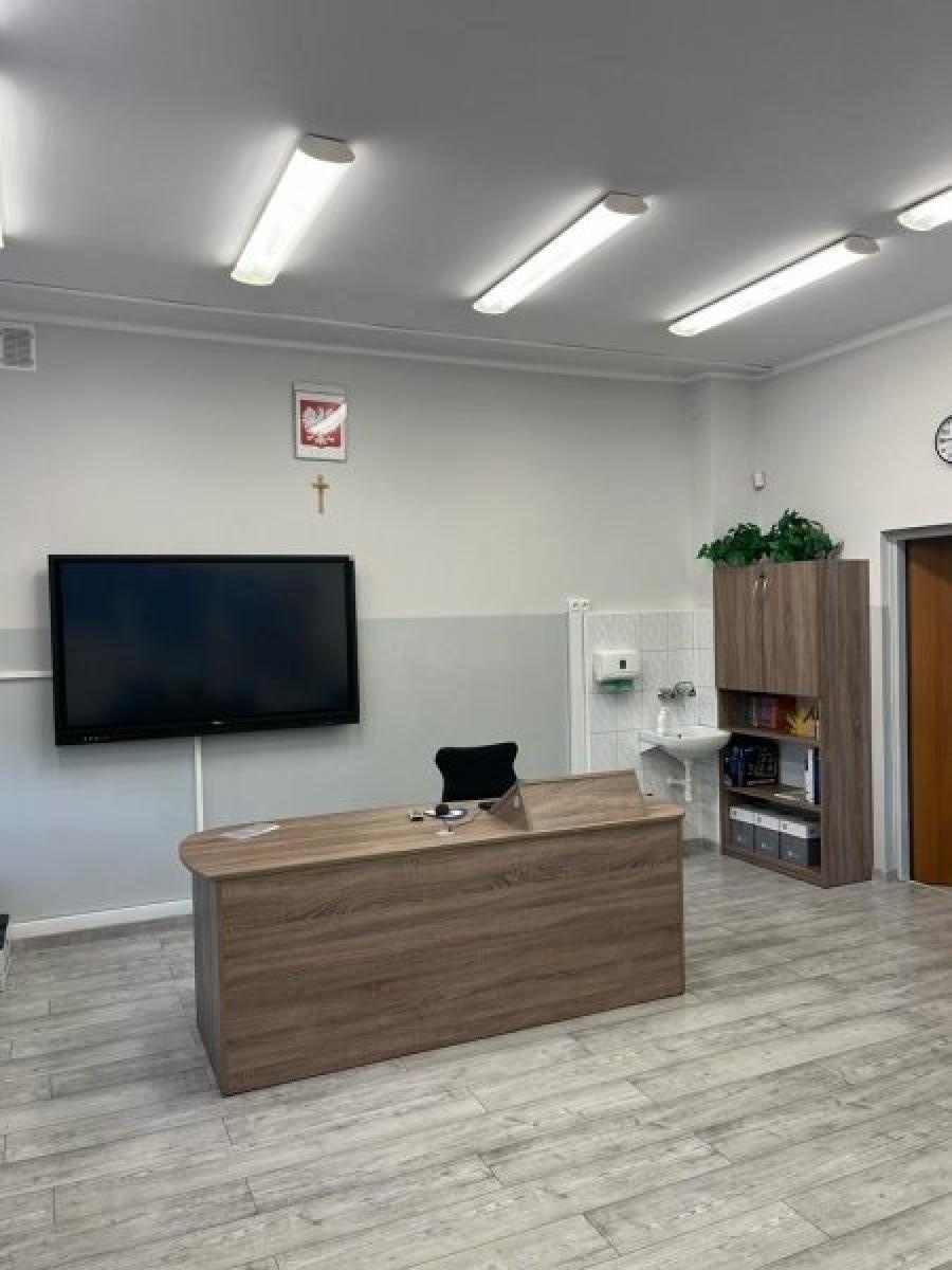 Zdjęcie w galerii na portalu naszraciborz.pl: W SP 18 odświeżyli parkiet w sali gimnastycznej i rozbudują monitoring wiadomości z regionu