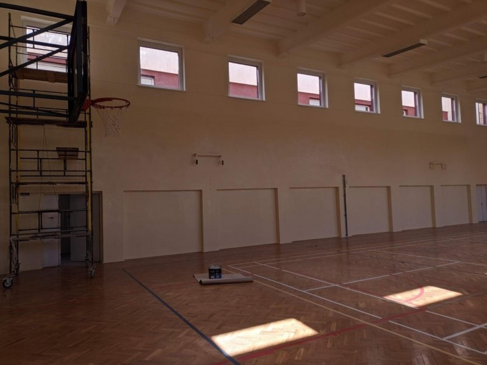 Zdjęcie w galerii na portalu naszraciborz.pl: W SP 18 odświeżyli parkiet w sali gimnastycznej i rozbudują monitoring wiadomości z regionu