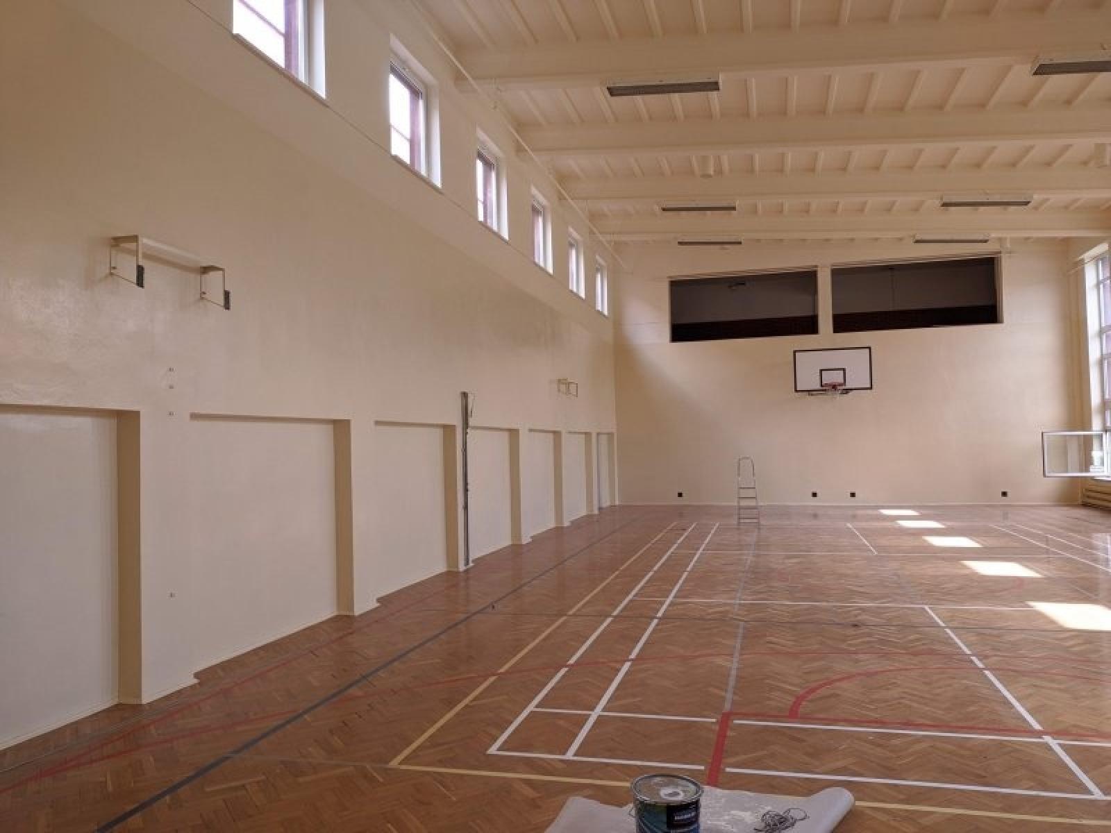 Zdjęcie w galerii na portalu naszraciborz.pl: W SP 18 odświeżyli parkiet w sali gimnastycznej i rozbudują monitoring wiadomości z regionu