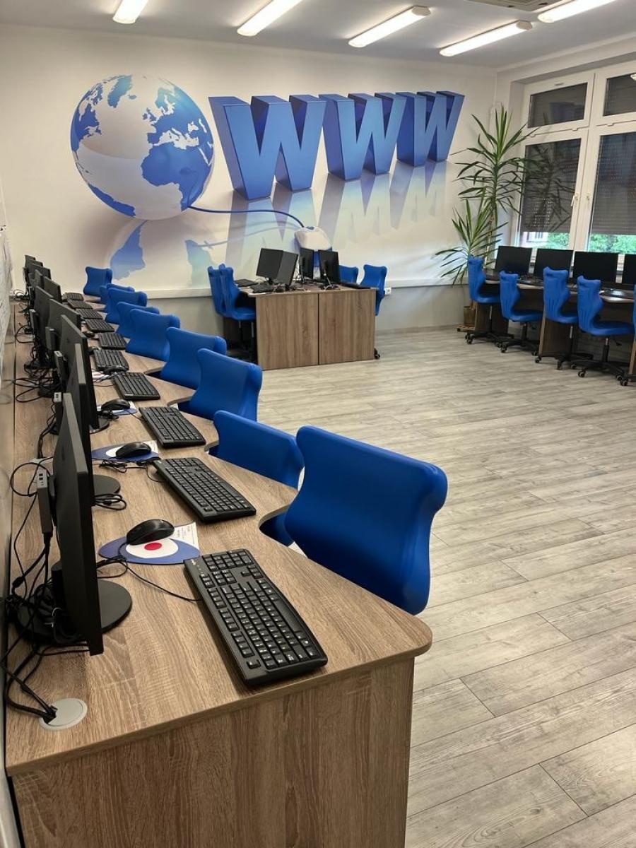 Zdjęcie w galerii na portalu naszraciborz.pl: W SP 18 odświeżyli parkiet w sali gimnastycznej i rozbudują monitoring wiadomości z regionu