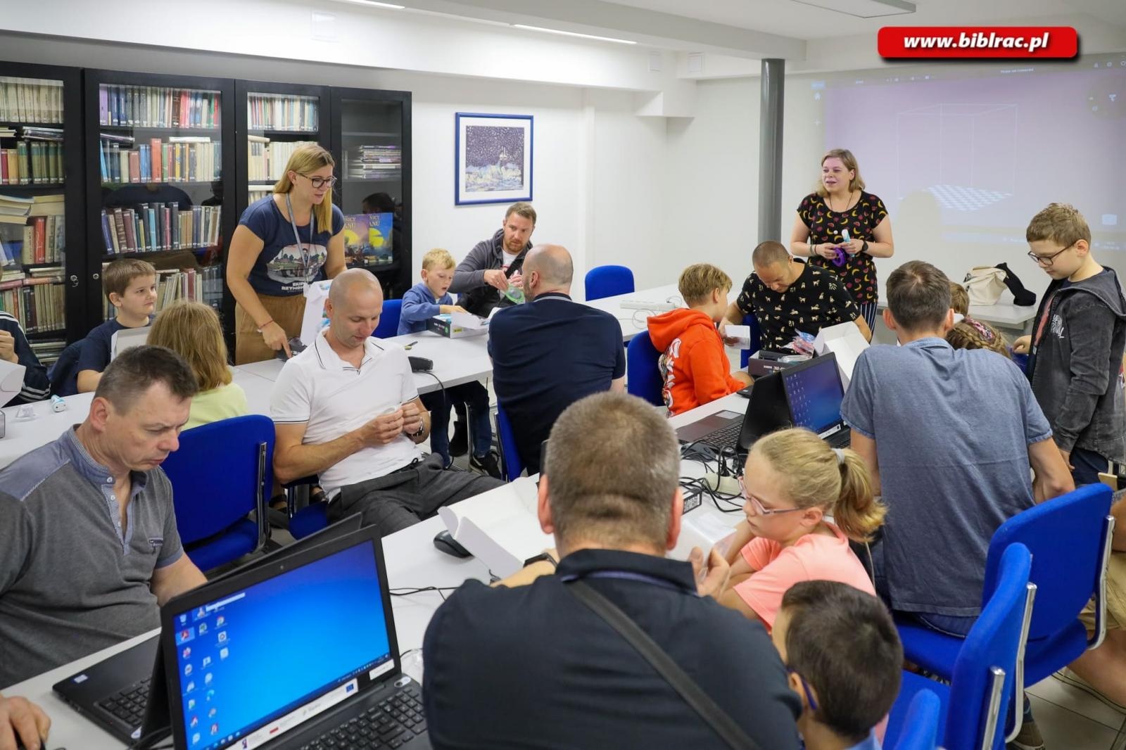 Zdjęcie w galerii na portalu naszraciborz.pl: Ojcowie z dziećmi drukowali w 3D [FOTO] wiadomości z regionu