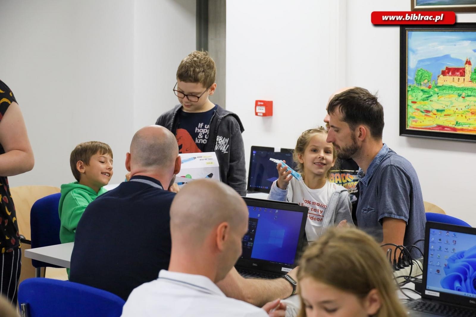 Zdjęcie w galerii na portalu naszraciborz.pl: Ojcowie z dziećmi drukowali w 3D [FOTO] wiadomości z regionu